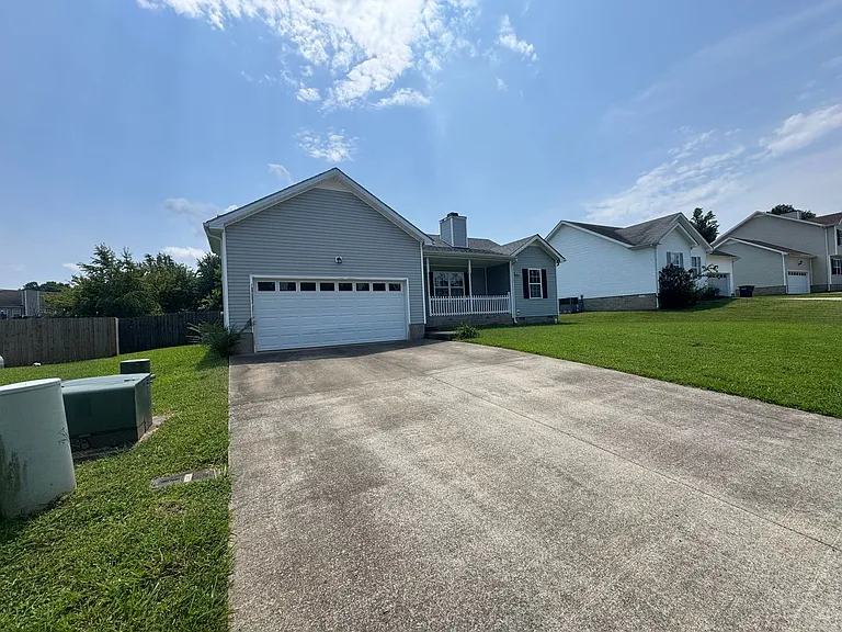 371 Andrew Dr — Photo 3