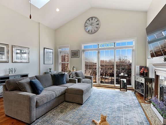 3rd image of 2928 N Damen Ave #3