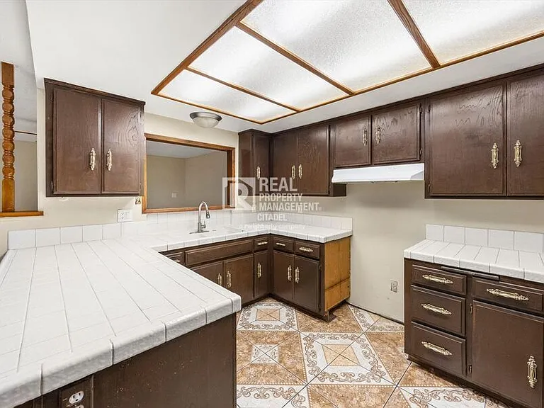 16653 Mallory Dr — Photo 32