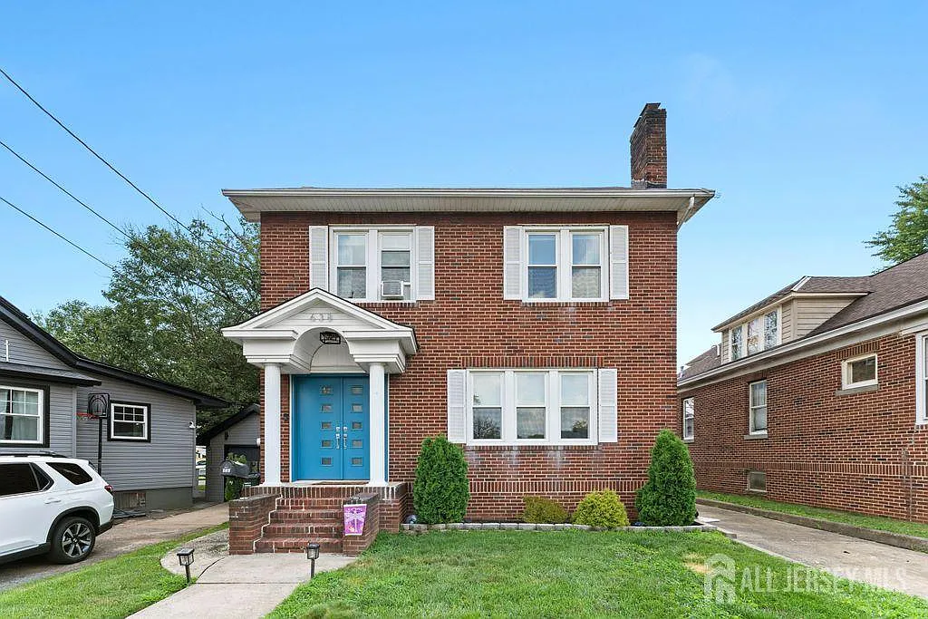 638 Linden Ave photo 1