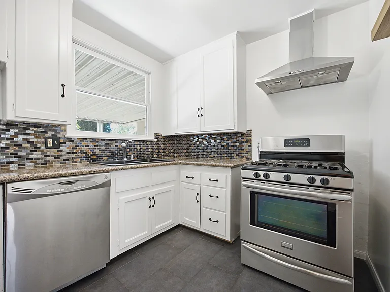7439 Amestoy Ave — Photo 6