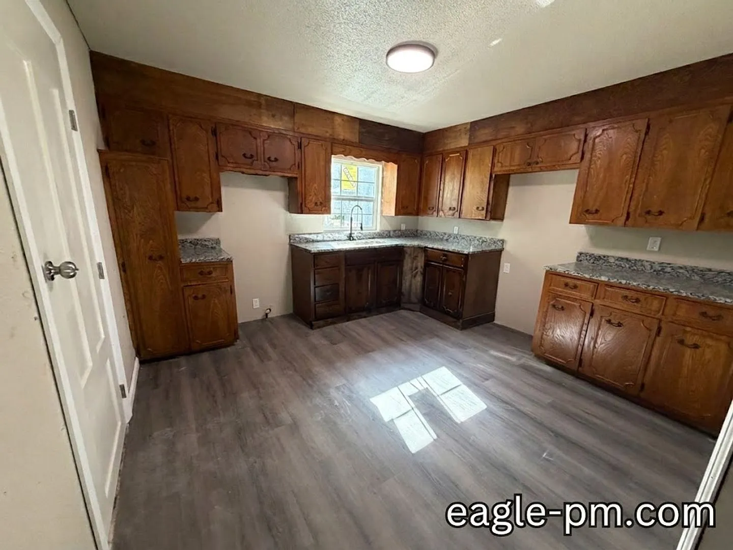 2 Bedroom 1 Bath Home + Office For RENT! — Photo 3