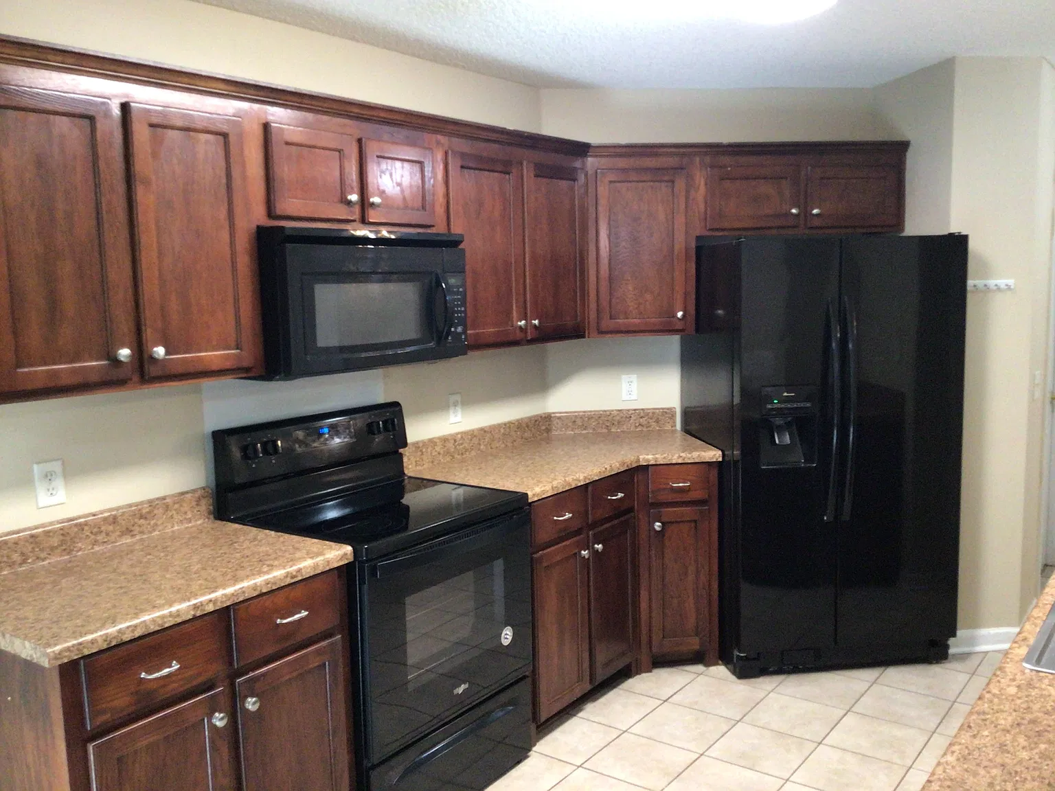 3 bed, 2.0 bath, 1619 sqft, $2,280 — Photo 2