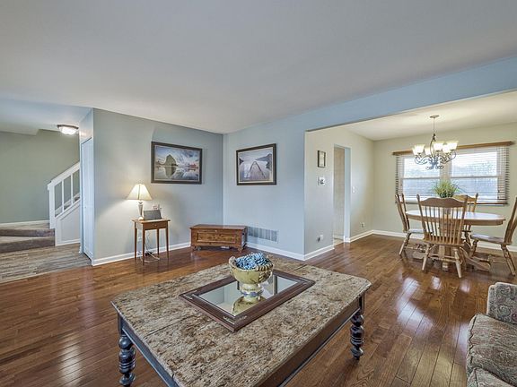 4th image of 30W260 Huntington Dr