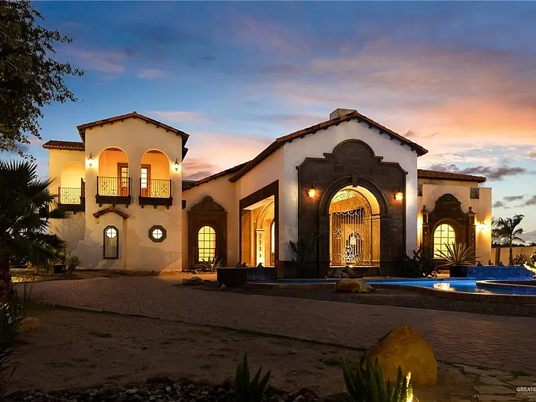 2304 Antigua Dr — Photo 2