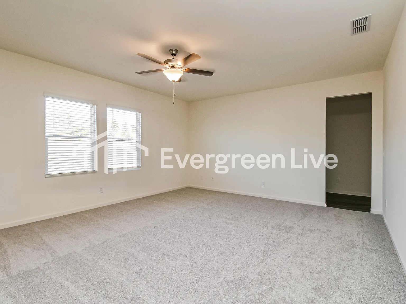 4 bed, 2.0 bath, 2401 sqft, $2,070 — Photo 4