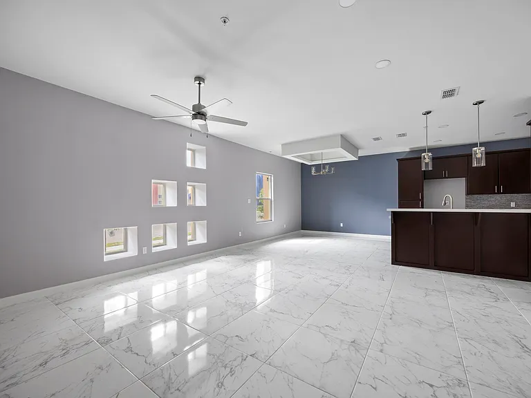 1305 E Daffodil Ave #D — Photo 2