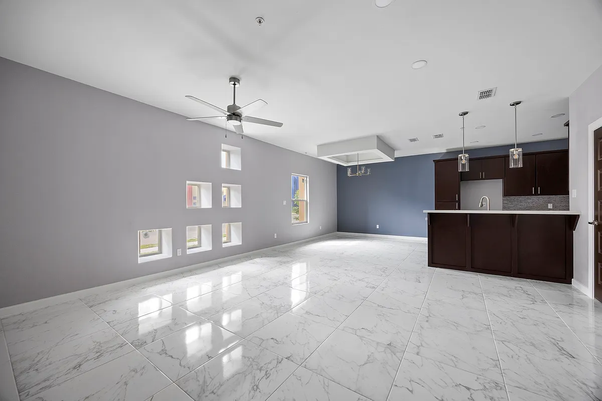 Building Photo - 1305 E Daffodil Ave #D