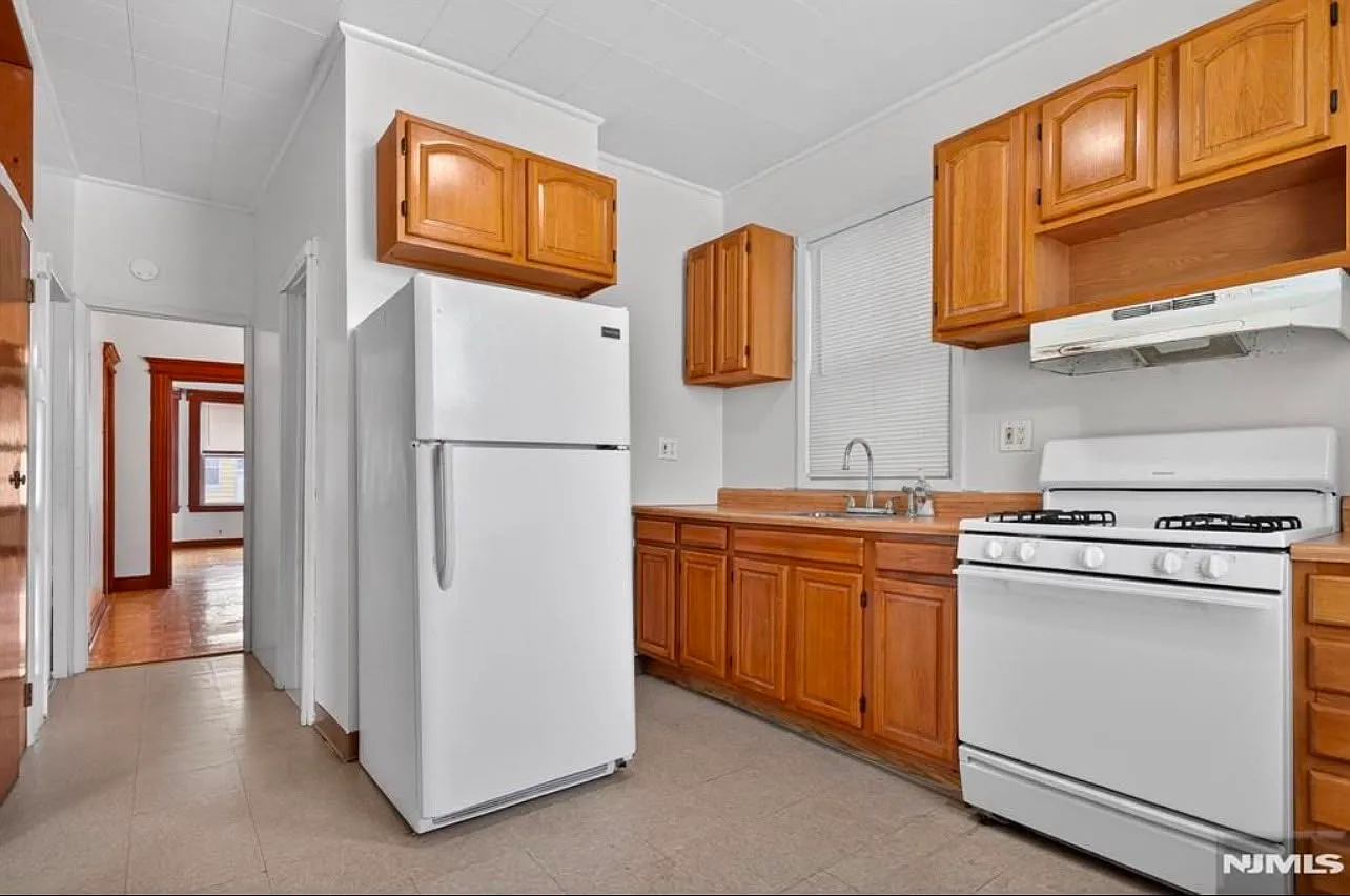 3 bed, 910 sqft, $2,100 — Photo 3
