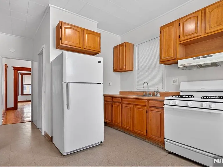 176 Boyd Ave — Photo 3