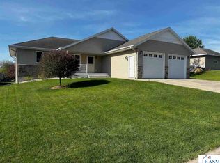 1924 Rock Ridge Ln, Saint Peter, MN 56082