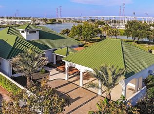 1 Harbor Ln, Kemah, TX 77565