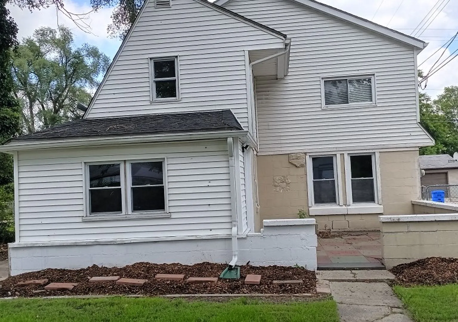 Spacious 3 bedroom 1 Bath in Warren! — Photo 3