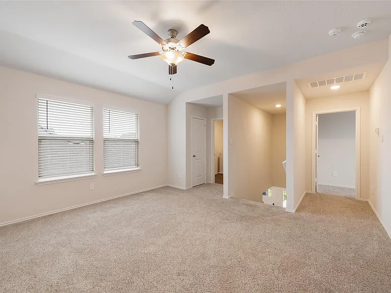 321 Sandringham Loop — Photo 10