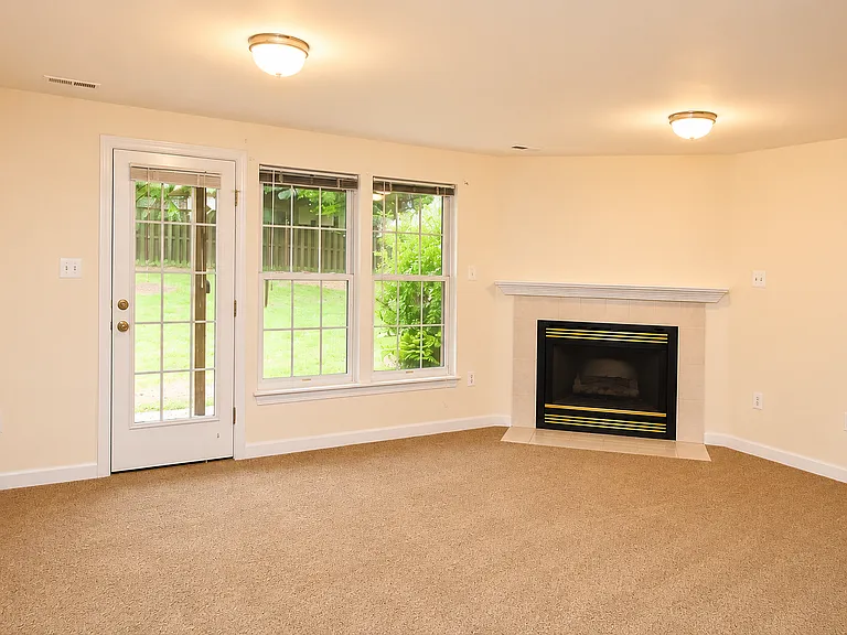 2218 Mears Ln — Photo 4