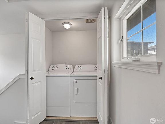 4th image of 4321 9th Ave NE