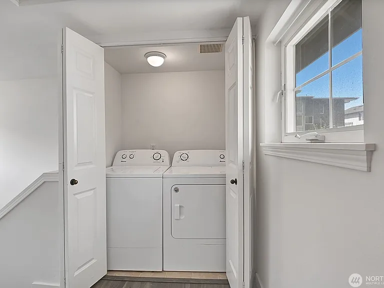 4321 9th Ave NE — Photo 4