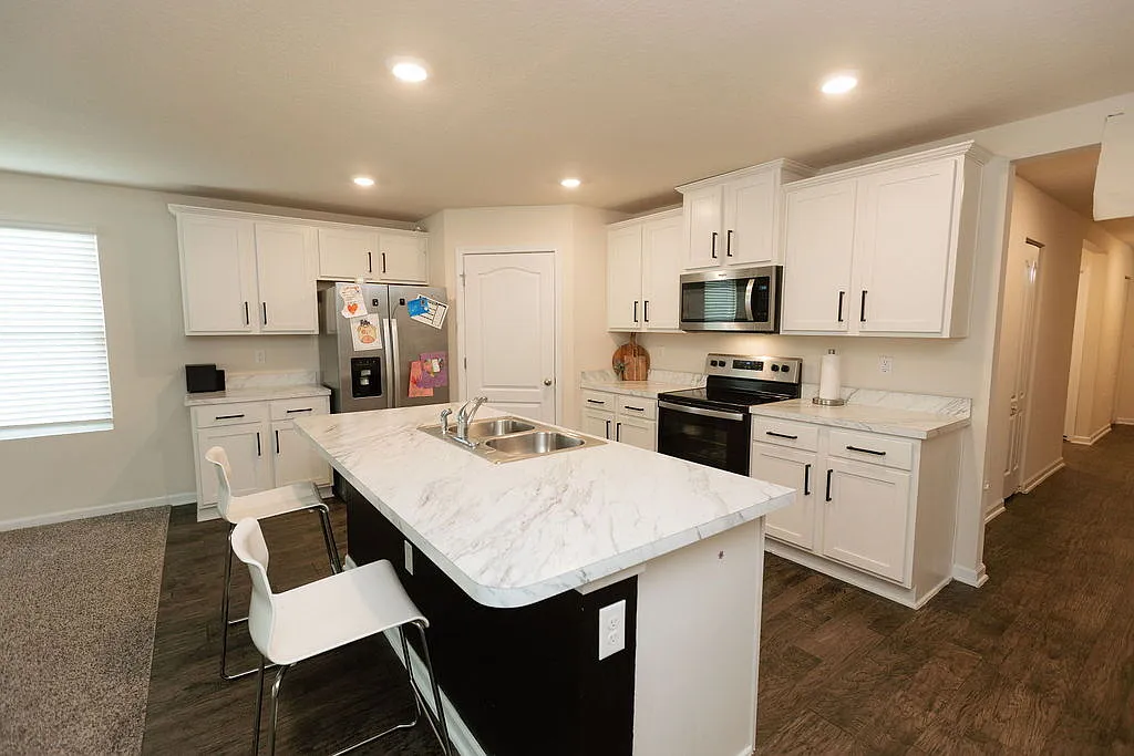 4 bed, 2.0 bath, 1876 sqft, $2,075 — Photo 2