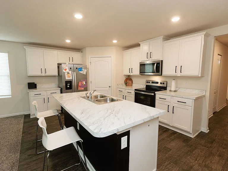 2170 Englewood Ct — Photo 2
