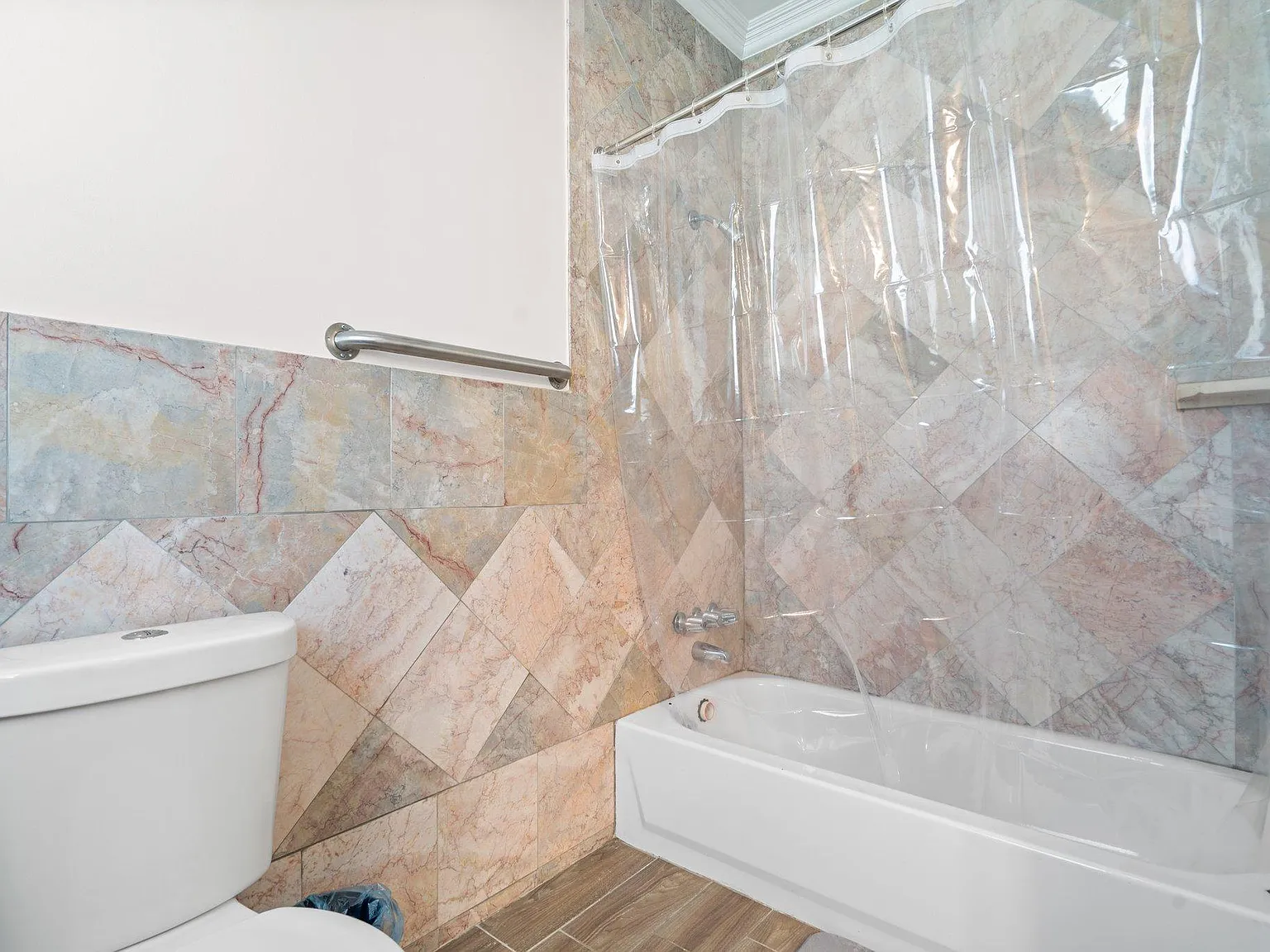 4 bed, 3.5 bath, 3470 sqft, $866 — Photo 4