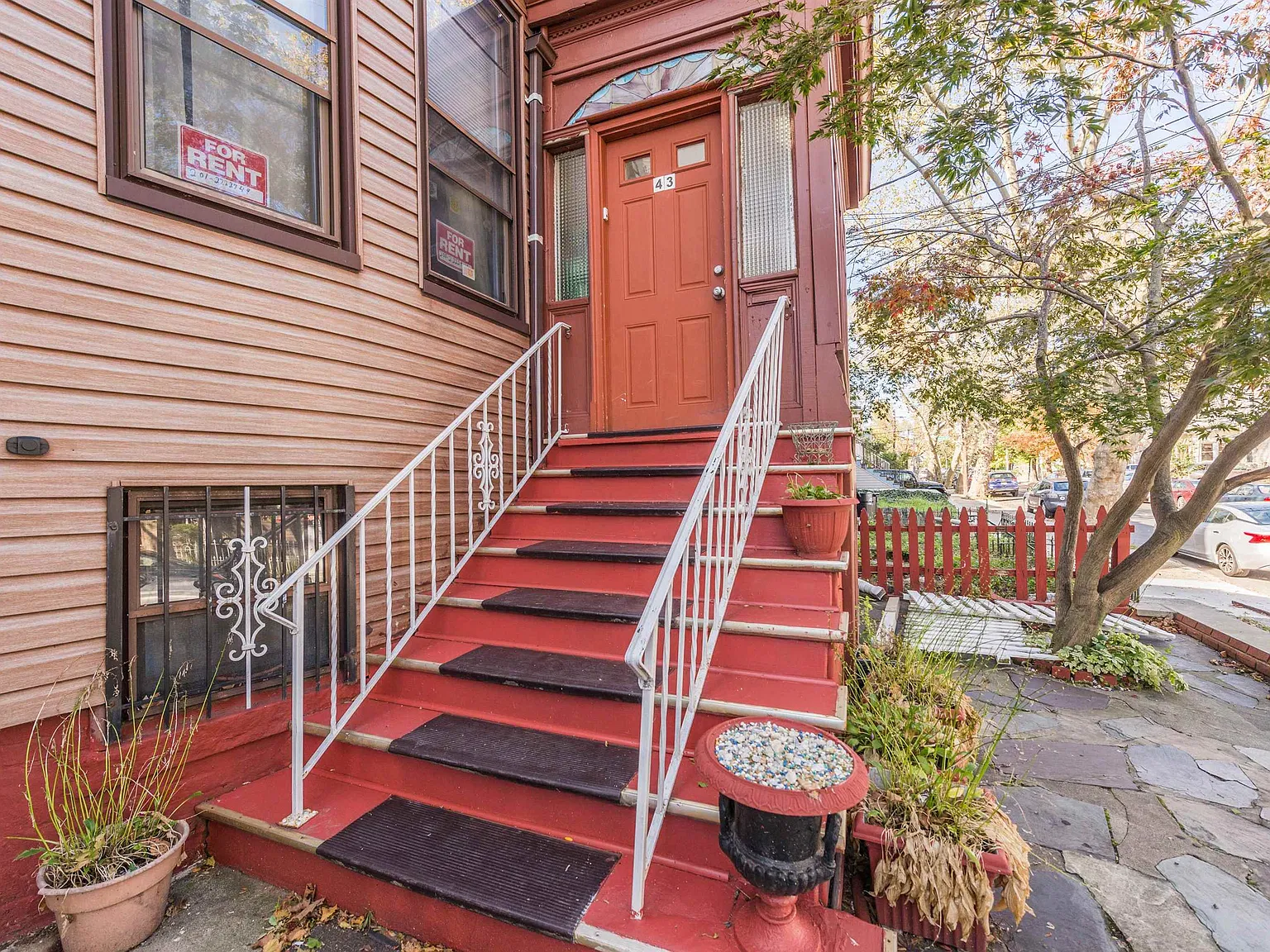 3 bed, 1.0 bath, 1240 sqft, $2,700 — Photo 2