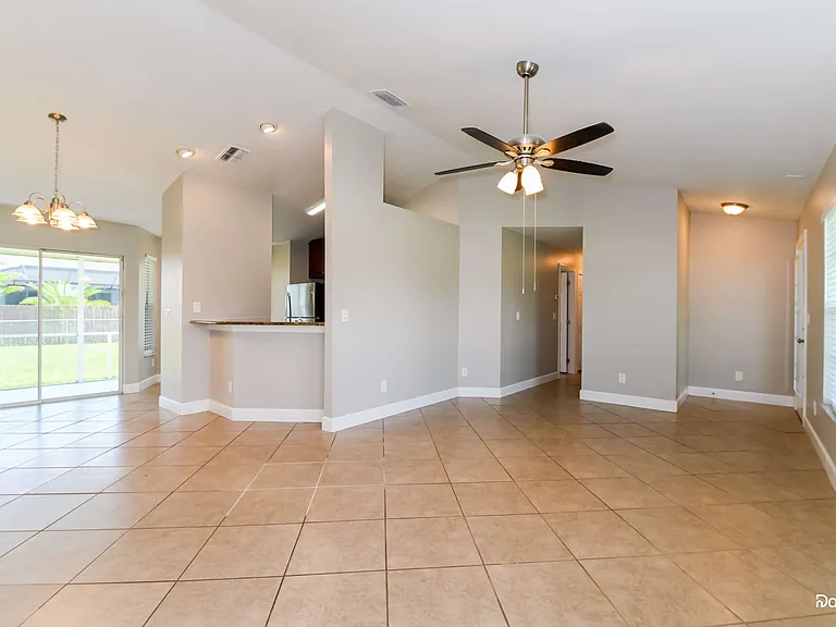 929 SW 31st St — Photo 5