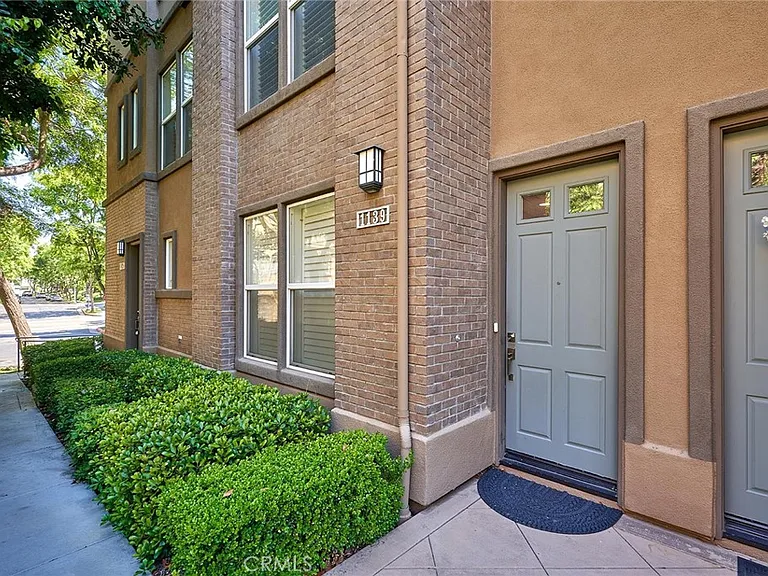 1139 Elfstrom Dr — Photo 34