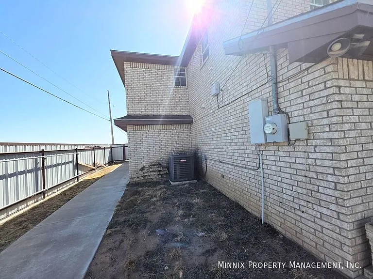 1325 E Cowden Ave — Photo 28