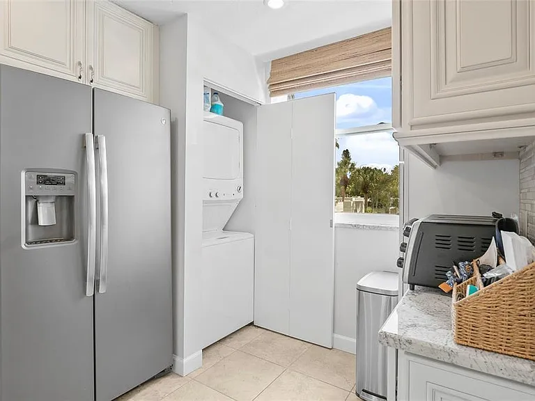 440 Palm Tree Dr — Photo 17