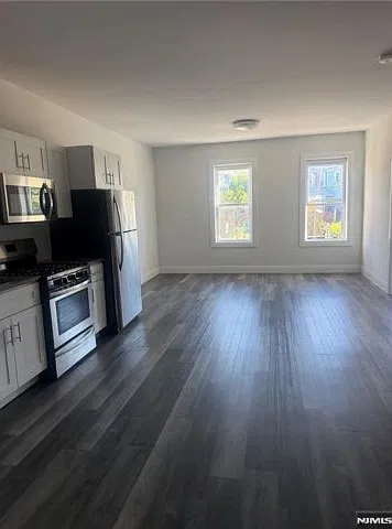 2 bed, 1.0 bath, $2,350 — Photo 4
