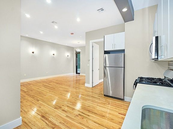 4th image of 146 Evergreen Ave APT 1B