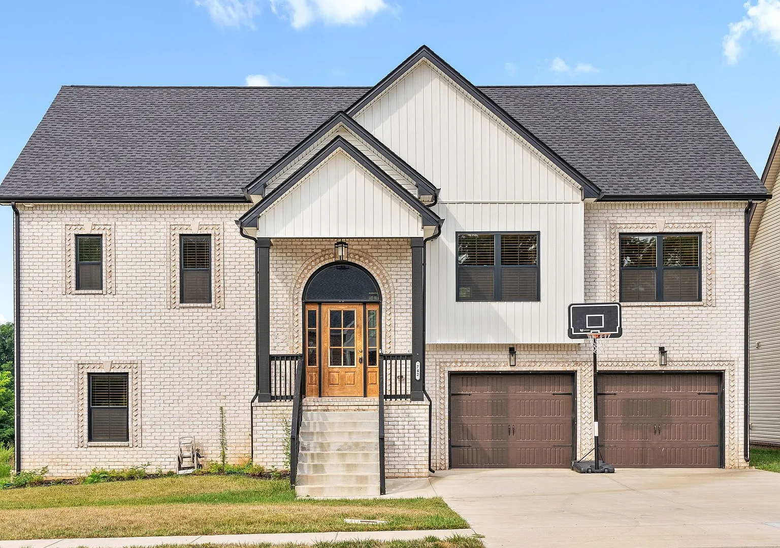 Pet Friendly Five Bedroom! — Photo 1