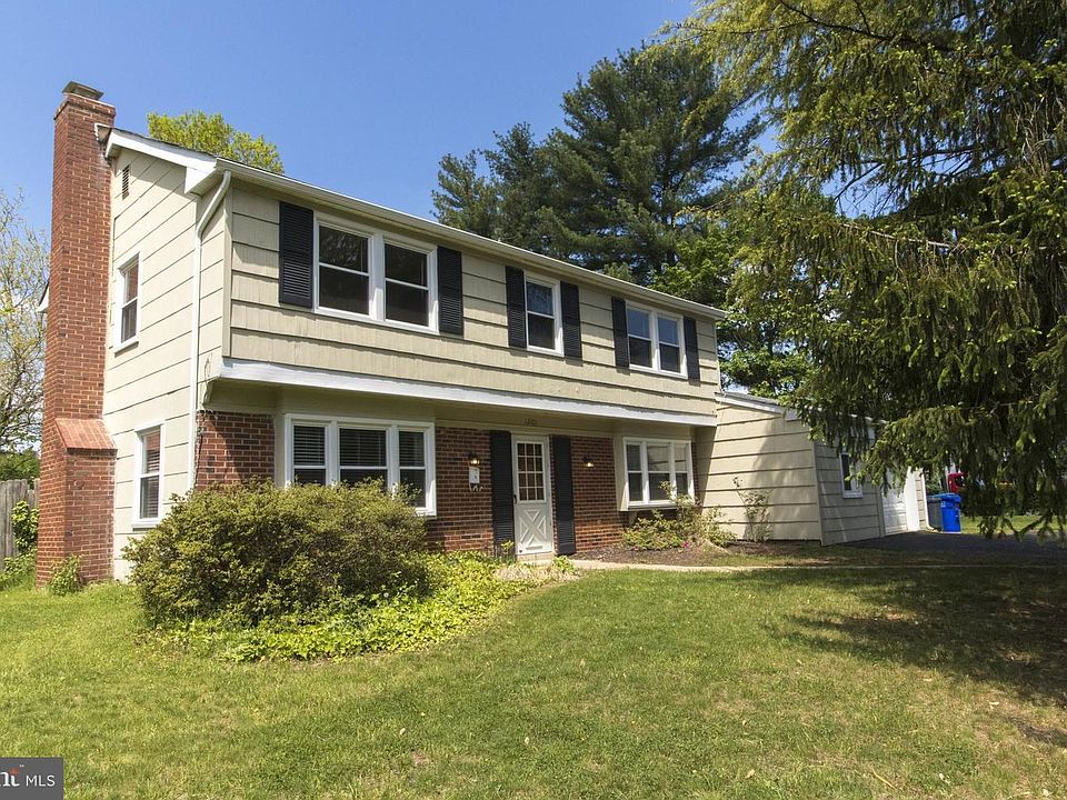 2nd image of 12101 Foxhill Ln