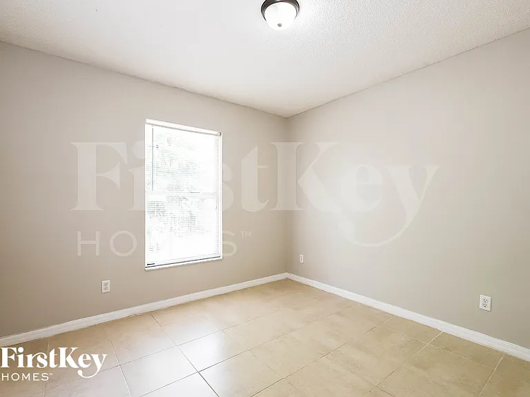 882 Trumbull St — Photo 14