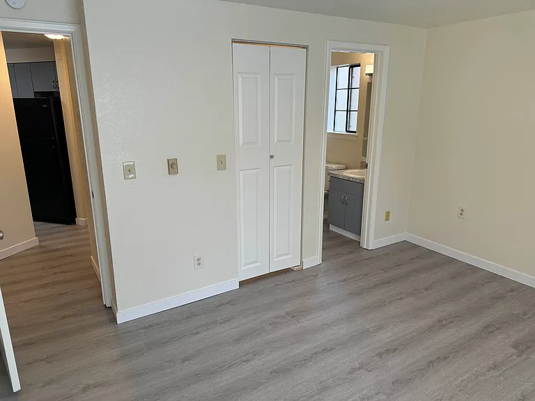 4054 NE 55th St #101 — Photo 8