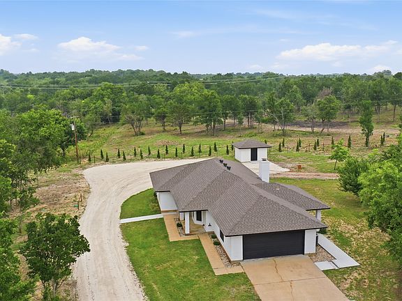 3rd image of 1070 Diamond Oaks Rd
