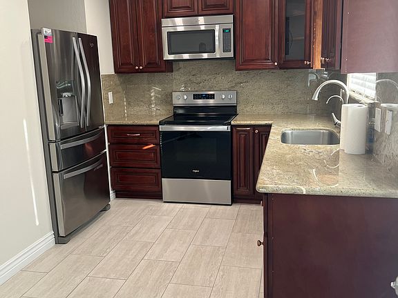 Kitchen vue with the fridge