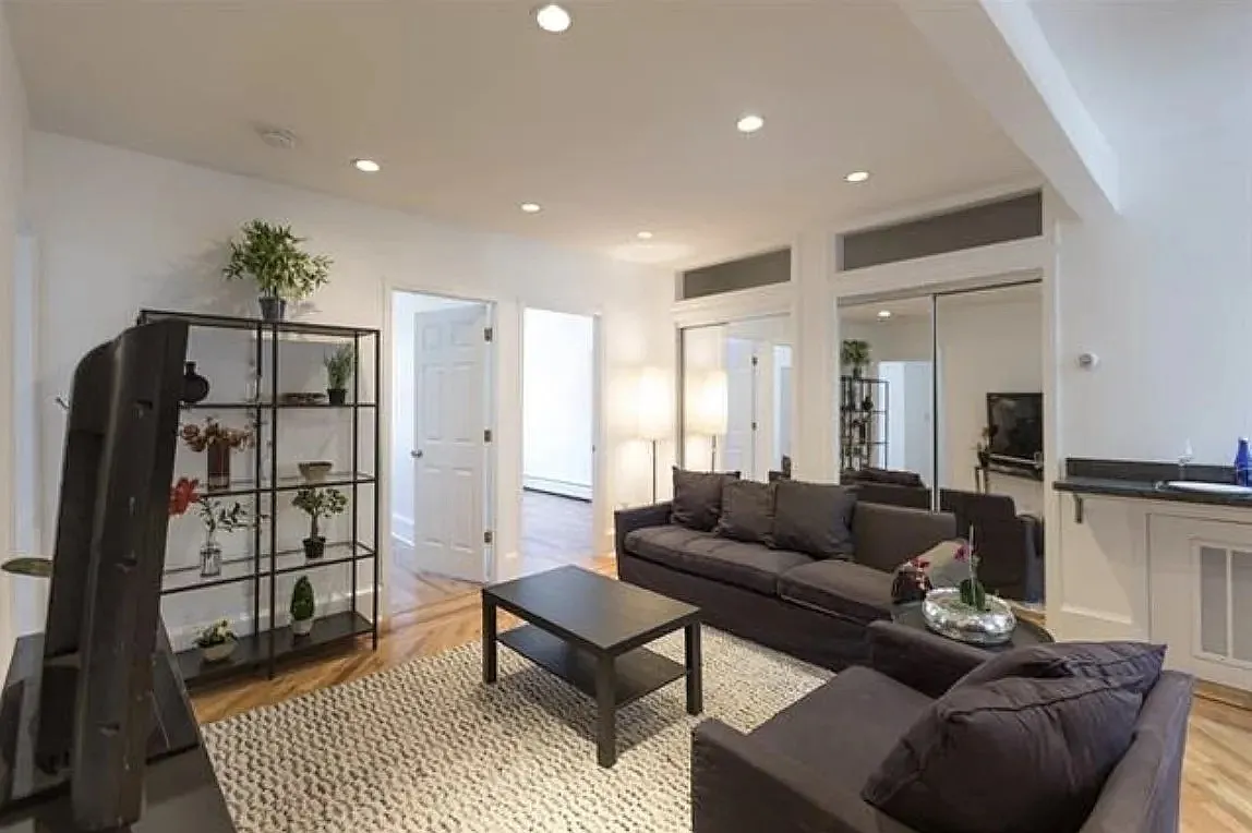 4 bed, 1200 sqft, $5,400 — Photo 1