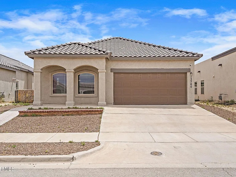 13760 Blackburn Ave — Photo 1