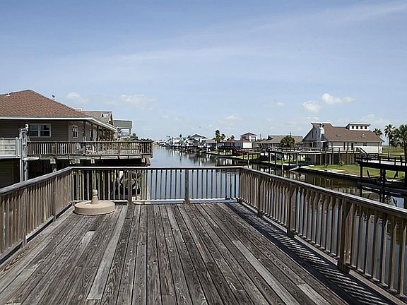 Main deck on the canal
