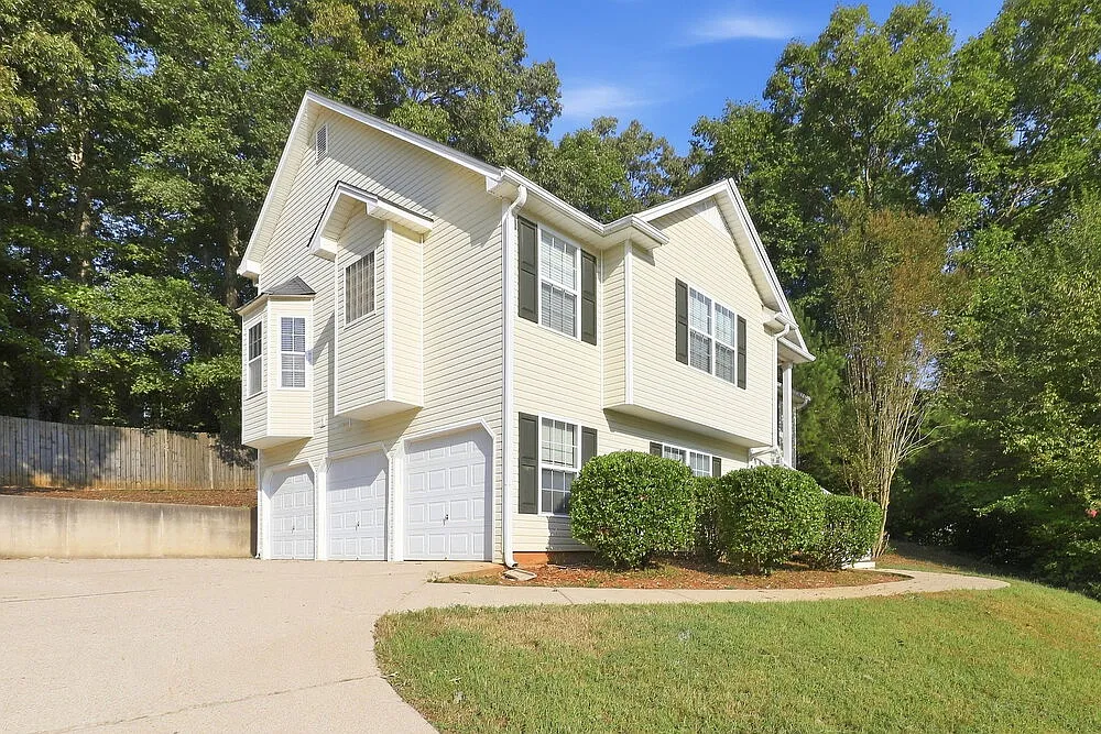 3 bed, 2.0 bath, 1698 sqft, $2,055 — Photo 4