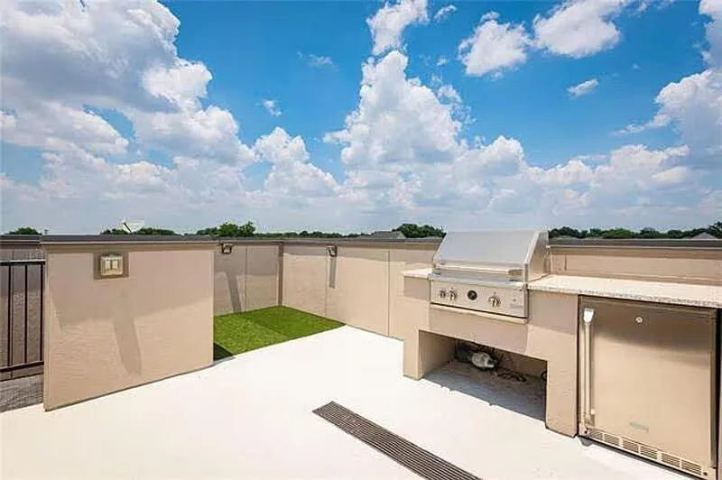 3 bed, 3.5 bath, 2080 sqft, $3,995 — Photo 3