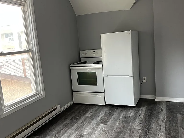 294 Park Ave #UPPER LEVEL — Photo 3
