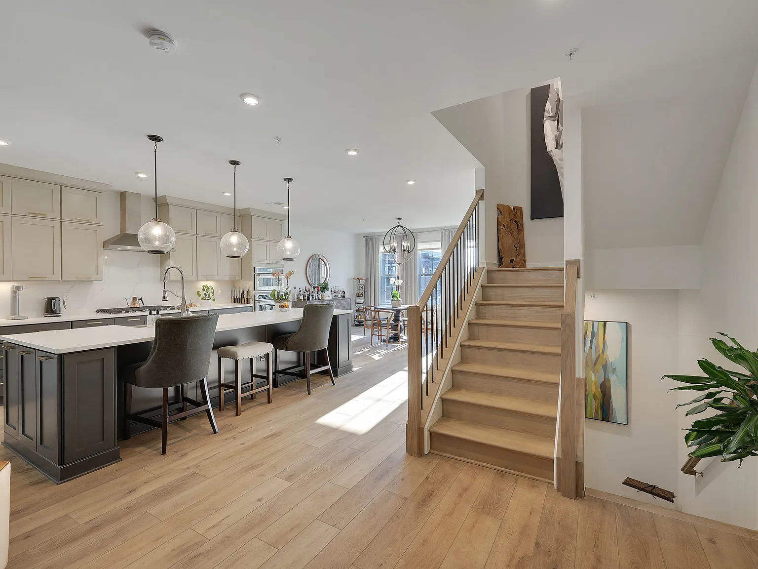 3 bed, 2.5 bath, 2764 sqft, $6,000 — Photo 2
