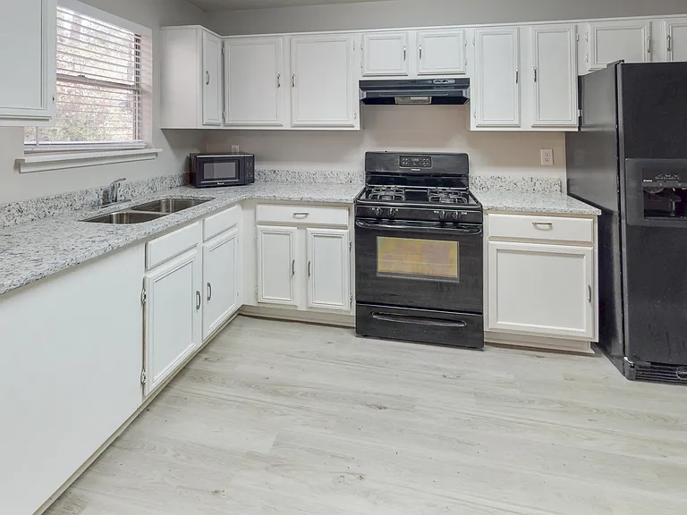 410 Lake Dylan Ct — Photo 15