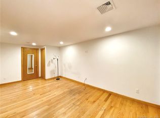 8 Lighthouse Ln, Norwalk, CT 06851