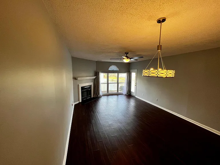 439 E Lake Cir — Photo 2