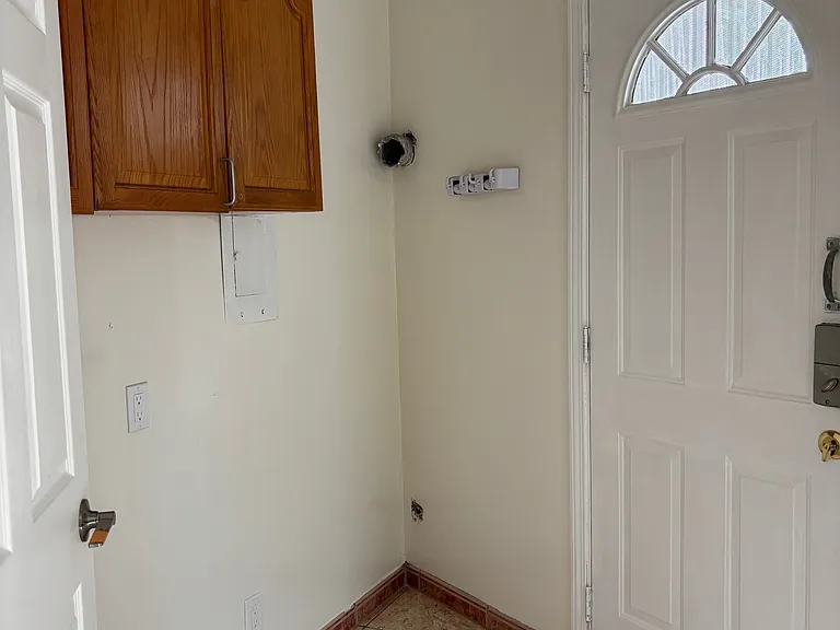 221 N Commonwealth Ave — Photo 28