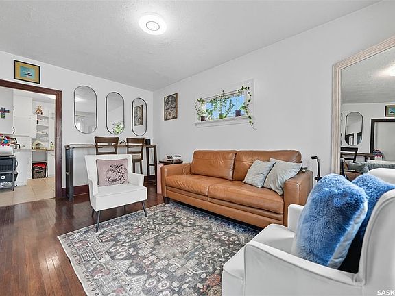 5th image of 416 Taylor STREET W