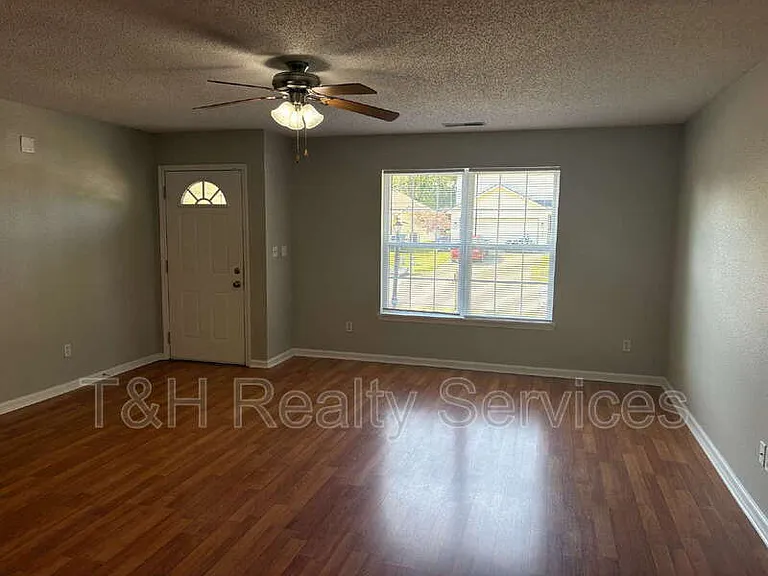 636 Locust Grove Ln — Photo 5